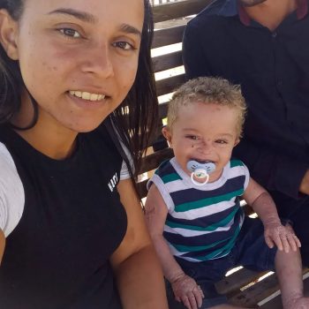 Mãe do Davi com ele no colo